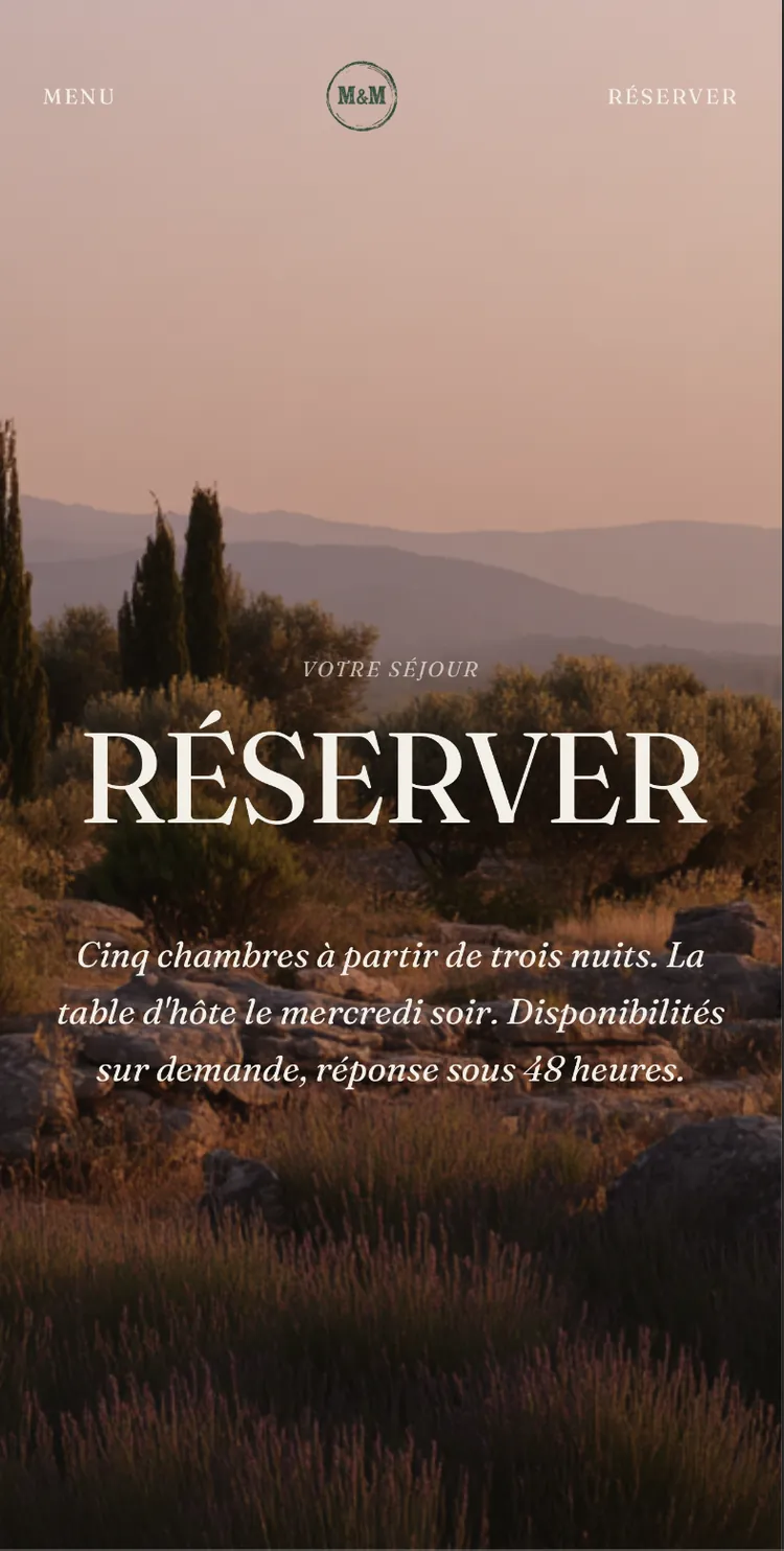 Page Réserver en version mobile avec paysage de fin de journée.